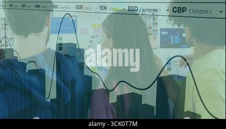 Fünf Kollegen untersuchen Glastafel in Bürobesprechungen, digitale Klebenotizen Stockfoto