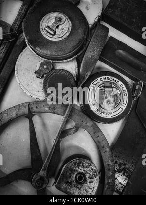 Vintage-Messgeräte in Schwarz-weiß Stockfoto