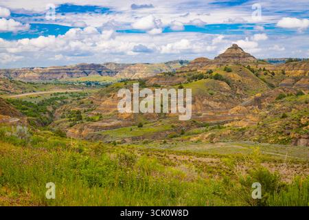 Ein weitläufiger landschaftlicher Überblick erfasst die zerklüfteten Berge und die vielfältige Landschaft der North Side des Theodore Roosevelt National Park Stockfoto