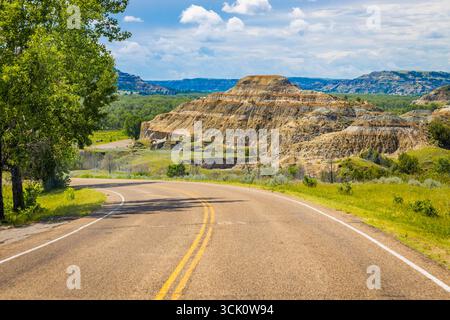 Ein weitläufiger landschaftlicher Überblick erfasst die zerklüfteten Berge und die vielfältige Landschaft der North Side des Theodore Roosevelt National Park Stockfoto
