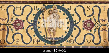 Reredos von Christoph, der Jesus Christus über einen Wasserlauf trägt, hinter dem Altar am östlichen Ende der christlichen Kathedrale in Southwark, Londo Stockfoto