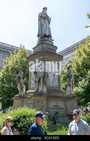 Denkmal für Leonardo und seine Schüler in Mailand, Piazza della scala Straße. Italien, Mailand - 17. Juli 2025. Stockfoto