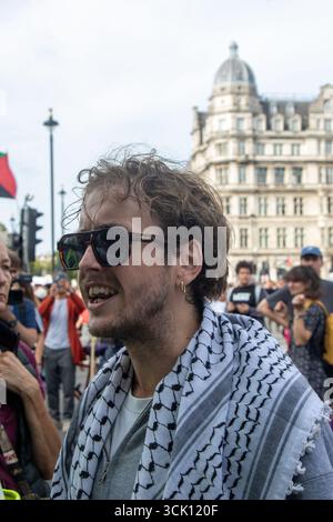 London, Vereinigtes Königreich, 6. September 2025 :- Pro-Palästina-Demonstranten auf dem Parliament Square Stockfoto