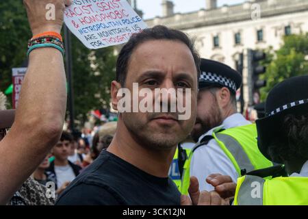 London, Vereinigtes Königreich, 6. September 2025 :- Eine pro-Palästina-Demonstrantin auf dem Parliament Square Stockfoto