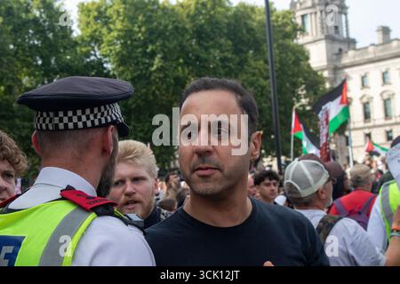 London, Vereinigtes Königreich, 6. September 2025 :- Eine pro-Palästina-Demonstrantin auf dem Parliament Square Stockfoto