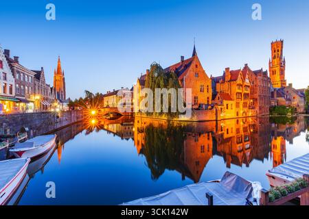 Brügge, Belgien. Die rozenhoedkaai Canal in Brügge mit dem Glockenturm im Hintergrund. Stockfoto