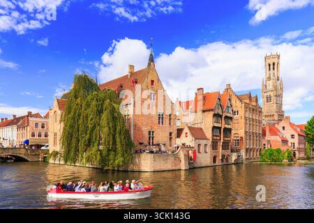 Brügge, Belgien - 10. August 2018: Der Rozenhoedkaai-Kanal mit dem Touristenboot und dem Belfried im Hintergrund. Stockfoto