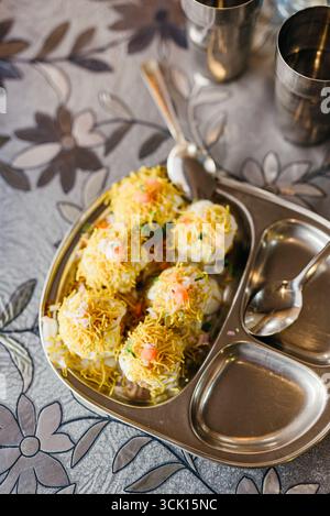Panipuri essen (Golgappa, Fochaka, Phuchka, puska, Padake, Fulki), eine gefüllte, frittierte kugelförmige Schale; beliebtes Street Food in Indien und Südostasien Stockfoto