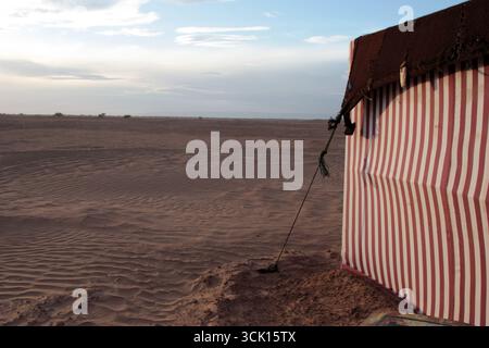 Beduinenzelt in der Sahara – traditionelles nomadisches Zelt Stockfoto