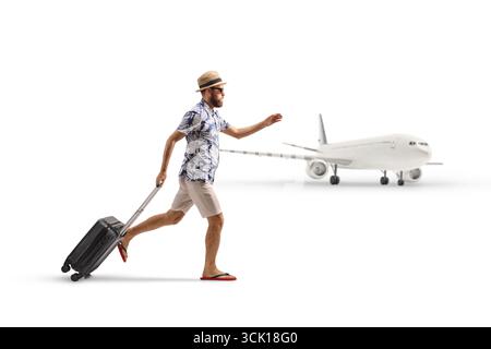 Profilaufnahme eines männlichen Touristen, der ein Flugzeug auf weißem Hintergrund gefangen hat Stockfoto