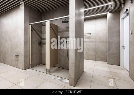 Ein modernes öffentliches Duschbad mit gefliesten Wänden und Böden, mit abgetrennten Bereichen für Privatsphäre unter hell beleuchteten Decken. Der Minimalist des Stockfoto