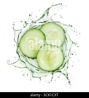 Gurkenscheiben drehen sich in Spritzern Saft auf weißem Hintergrund Stockfoto