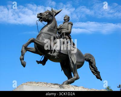 Reiterstatue von Andrew Jackson auf dem Jackson Square, New Orleans, Louisiana, vor einem hellblauen Himmel. Stockfoto