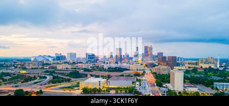 Skyline von Atlanta, GA bei Dämmerung, einschließlich des State Capitol Building Stockfoto