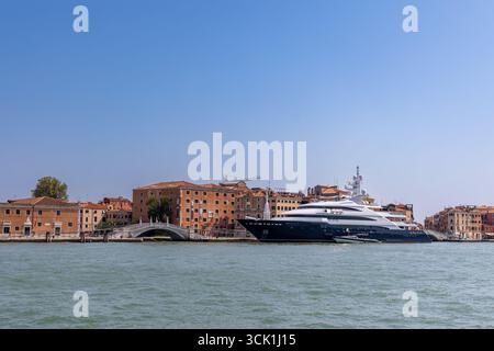 Venedig, Italien, 11. August 2025: Luxusyacht liegt in der Nähe der Kanalbrücke von Venedig an Stockfoto