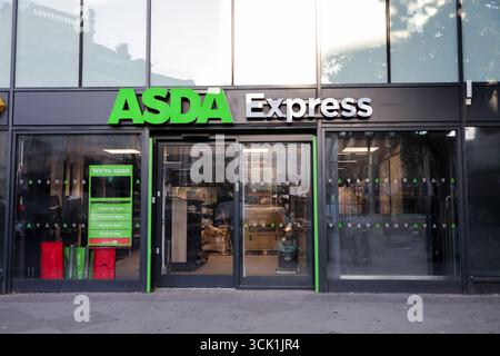 London, Großbritannien. September 2025. Allgemeine Ansicht des ASDA Express Stores in London. Der Supermarkt-Riese Asda hat Pläne bestätigt, ab Anfang Oktober mehr als 20 neue Geschäfte im ganzen Land zu eröffnen. Die Expansion ist Teil der kontinuierlichen Wachstumsstrategie des Einzelhändlers angesichts der harten Konkurrenz von Rivalen wie Tesco, Sainsbury's, Morrisons, Aldi und Lidl. (Credit Image: © Dinendra Haria/SOPA Images via ZUMA Press Wire) NUR REDAKTIONELLE VERWENDUNG! Nicht für kommerzielle ZWECKE! Stockfoto