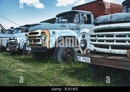 Rostige Vintage-sowjetische Trucks im verlassenen Hof Stockfoto