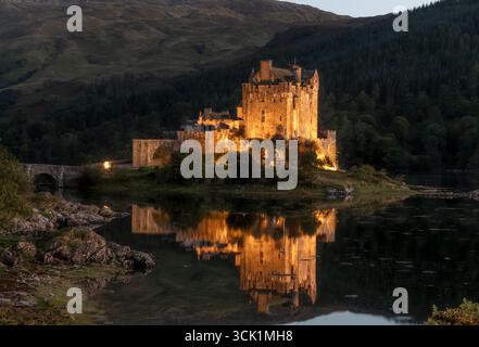 Beleuchteter Blick auf das Schloss Eileen Donan Stockfoto
