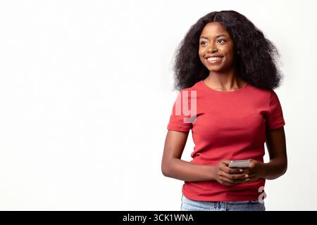 Portrait Of Beautiful Young Black Female Mit Smartphone In Den Händen Stockfoto