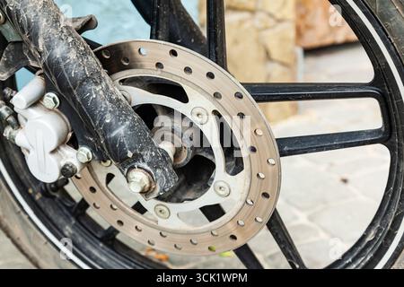 Das Vorderrad eines leistungsstarken Sportmotorrads mit Bremsanlage und Gabel. Stockfoto