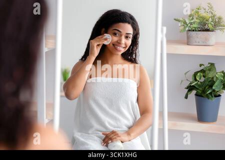 Make-up-Entfernung, Routineverfahren, feuchtigkeitsspendende Haut, Schönheitspflege für Zuhause Stockfoto