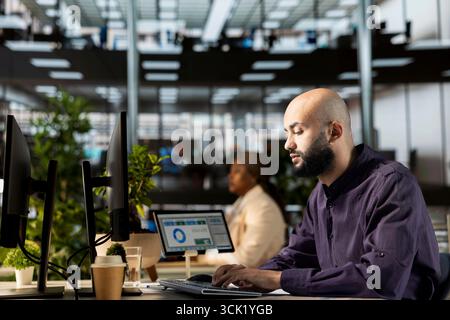 Business Manager, der an der Finanzplanung und Zielsetzung arbeitet, zeigt Fachkenntnisse in der Ressourcenzuweisung und Budgetverwaltung. CEO analysiert Online-Berichte und -Prognosen. Stockfoto