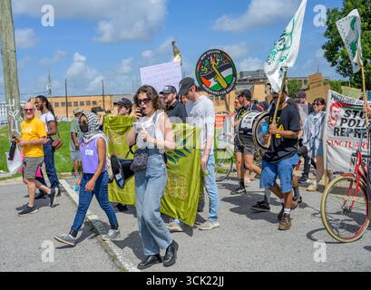 New Orleans, LA, USA - 14. Juni 2025: Demonstranten für Palästina bei der Anti-Trump-Kundgebung am No Kings Day in Marigny Stockfoto