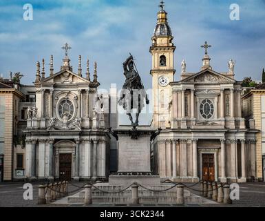 Eine atemberaubende Aufnahme der berühmten Bronzestatue der Höhlenhöhle ëd auf der Piazza San Carlo, Turin, Italien. Das Foto hebt die detaillierte Bronzestatue gegen Th hervor Stockfoto