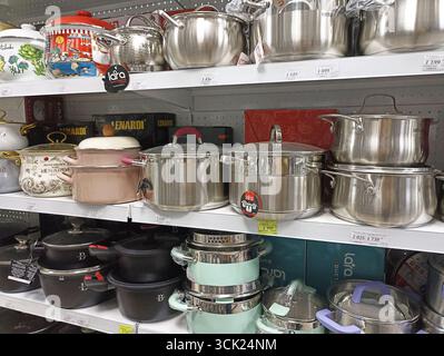 Verschiedene Kochgeschirr und Töpfe in den Regalen im Bereich Küchenutensilien. Stockfoto