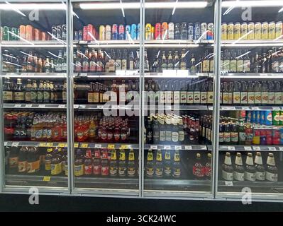 Große Auswahl an Getränkeflaschen im Kühlschrank im Lebensmittelgeschäft. Stockfoto