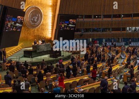 New York, Usa. September 2025. Delegationen von Staatsmitgliedern legen während der 80. Sitzung der ersten Versammlung am 9. September 2025 im Hauptquartier der Vereinten Nationen in New York (NY) eine Schweigeminute ein. (Foto: Lev Radin/Pacific Press) Credit: Pacific Press Media Production Corp./Alamy Live News Stockfoto