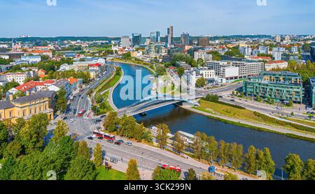 Aus der Vogelperspektive der Mindaugas-Brücke über den Fluss Néris in Vilnius, der Hauptstadt Litauens im Baltikum Stockfoto