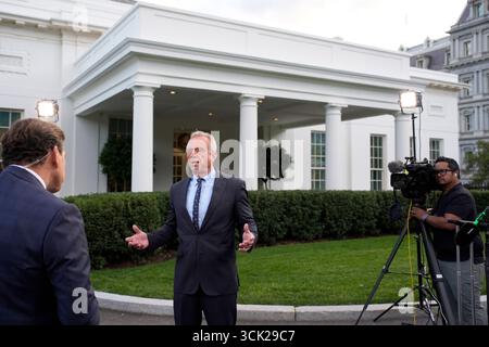 Washington, Usa. September 2025. Robert F. Kennedy Jr., Minister für Gesundheit und menschliche Dienste, spricht nach einem Fernsehinterview im Weißen Haus in Washington, DC am Dienstag, den 9. September 2025, mit den Medien. Foto: Yuri Gripas/UPI Credit: UPI/Alamy Live News Stockfoto