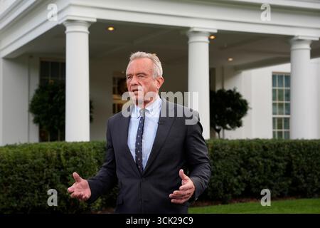 Washington, Usa. September 2025. Robert F. Kennedy Jr., Minister für Gesundheit und menschliche Dienste, spricht nach einem Fernsehinterview im Weißen Haus in Washington, DC am Dienstag, den 9. September 2025, mit den Medien. Foto: Yuri Gripas/UPI Credit: UPI/Alamy Live News Stockfoto