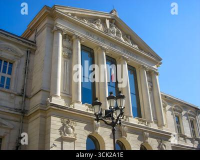 Das Palais de Justice in Nizza, ein prominentes Beispiel bürgerlicher Architektur aus dem späten 19. Jahrhundert mit neoklassizistischen Elementen. Stockfoto