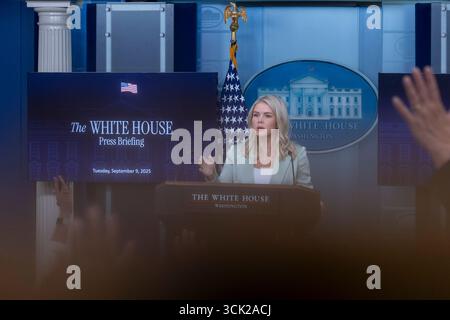 Washington, District of Columbia, USA. September 2025. Die Pressesprecherin des Weißen Hauses, Karoline Leavitt, spricht während eines Pressebriefings im James S. Brady Press Briefing Room des Weißen Hauses in Washington, DC, am 9. September 2025. (Kreditbild: © Mehmet Eser/ZUMA Press Wire) NUR REDAKTIONELLE VERWENDUNG! Nicht für kommerzielle ZWECKE! Quelle: ZUMA Press, Inc./Alamy Live News Stockfoto