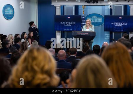 Washington, District of Columbia, USA. September 2025. Die Pressesprecherin des Weißen Hauses, Karoline Leavitt, spricht während eines Pressebriefings im James S. Brady Press Briefing Room des Weißen Hauses in Washington, DC, am 9. September 2025. (Kreditbild: © Mehmet Eser/ZUMA Press Wire) NUR REDAKTIONELLE VERWENDUNG! Nicht für kommerzielle ZWECKE! Quelle: ZUMA Press, Inc./Alamy Live News Stockfoto