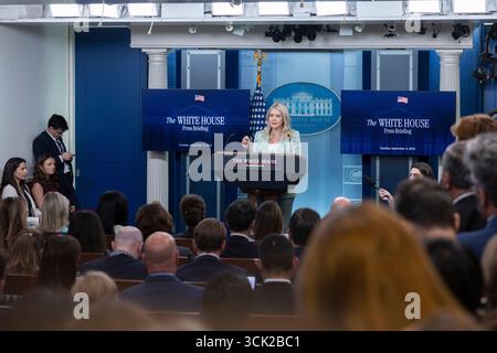 Washington, District of Columbia, USA. September 2025. Die Pressesprecherin des Weißen Hauses, Karoline Leavitt, spricht während eines Pressebriefings im James S. Brady Press Briefing Room des Weißen Hauses in Washington, DC, am 9. September 2025. (Kreditbild: © Mehmet Eser/ZUMA Press Wire) NUR REDAKTIONELLE VERWENDUNG! Nicht für kommerzielle ZWECKE! Quelle: ZUMA Press, Inc./Alamy Live News Stockfoto