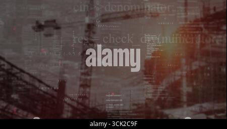 Turmkran hebt Stahlskelett und Gerüst auf der Baustelle an, überlagert durchscheinenden Code Stockfoto