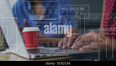 Entwickler von Tippsoftware arbeiten in modernen Büros auf einem Holztisch mit Laptop und Kaffeetasse zusammen Stockfoto