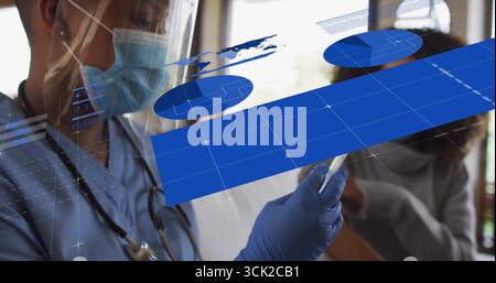Haltungsschwester in blauen Peelings und Gesichtsschutz zur Vorbereitung der Impfung in der Klinik mit Spritze Stockfoto