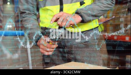 Scannen eines Mitarbeiters, der eine gut sichtbare Weste trägt, mithilfe eines tragbaren Barcode-Scanners am Förderband, mit Datenüberlagerung Stockfoto