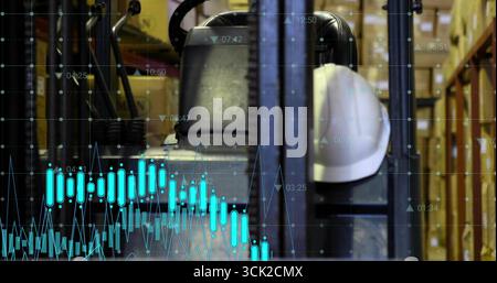 Anzeige von Gabelstaplersitz und Hubgerüst mit weißem Schutzhelm im Lagergang, mit Datenüberlagerung Stockfoto