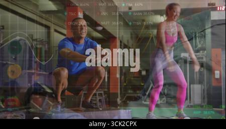 Mit Boxspringern im Fitnessstudio mit plyometrischen Box- und Overlay-Diagrammen Stockfoto