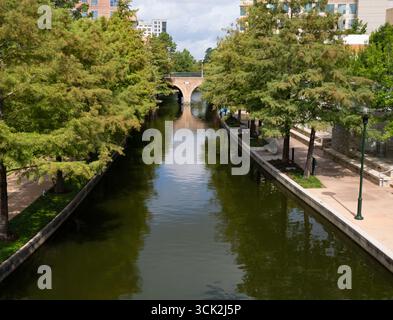 Blick auf den Waterway in den Woodlands, Texas, gesäumt von kahlköpfigen Zypressen und Fußgängerwegen. Stockfoto