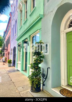 Farbenfrohe historische Rainbow Row Häuser entlang der Uferstraße in Charleston, South Carolina, USA, an einem sonnigen Tag. Stockfoto