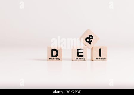 Das Geschäftskonzept von Vielfalt, Gleichheit, Inklusion ist Symbol DEI auf Holzblock geschrieben und repräsentiert Grundwerte, die auf Respekt, Fairness, EQUAL o basieren Stockfoto
