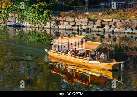 Osaka, Japan - 25. November 2024: Osaka Gozabune Bootsfahrt mit Touristen am inneren Burggraben von Osaka in Osaka, japan Stockfoto