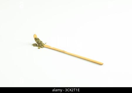 Ein Löffel Matcha Pulver auf Greentea Matcha Scoop oder Chasaku isoliert auf weißem Hintergrund, Copy Space Stockfoto