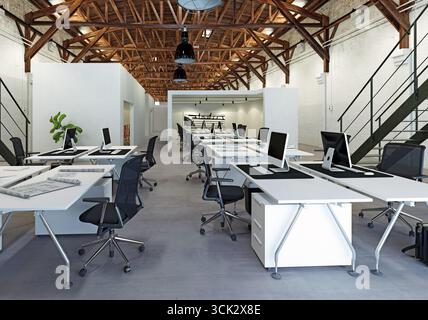 Moderne Büroeinrichtung mit eckigen Möbeln und 3D-Rendering mit industriellen Elementen. Stockfoto